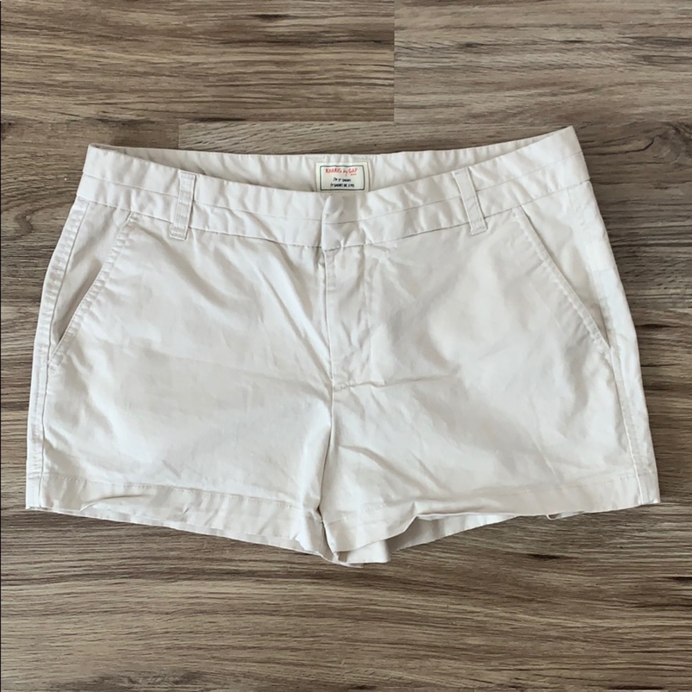 Women’s GAP cream colored shorts